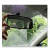 Blick vom Fahrersitz in den Rückspiegel nach hinten durch die Heckscheibe mit freier Sicht