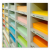 Papierregal mit Auswahl verschiedenfarbiger Papiere