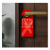 geschlossene Hotelzimmertür mit rotem Türanhänger "Bitte nicht stören"