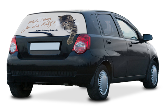Fahrzeugheckscheibenbeklebung mit Fensterfolie Katze, die durch ein Papierloch schaut, nebendran Schriftzug "Mehr Platz für die Katz’? www.katzenplatz.de