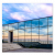 Verspiegelte Glasfassade von Gebäude am Meer