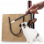 Hase, Papiertasche und Weinflasche stehen beieinander und im Vordergrund ist eine Hand mit Zauberstab