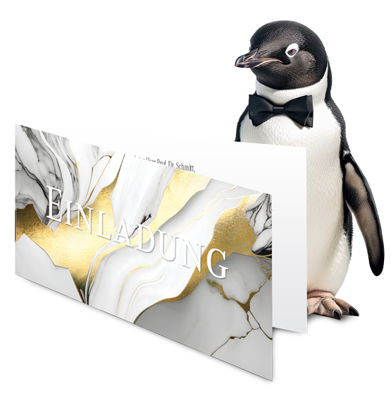 Pinguin im Frack mit Fliege neben gesleekter Einladung mit Goldfolie