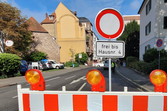 Bis zur Mönchhofstraße 4 ist die Durchfahrt von der Brückenstraße aus erlaubt