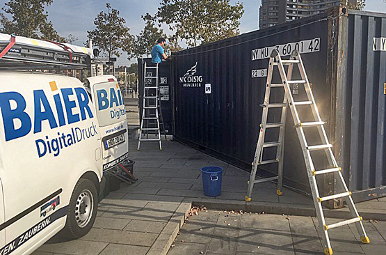 Aufbau Baier Digitaldruck hilft beim Aufbau der Container-Ausstellung