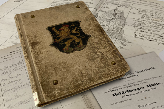 Fotos des ersten Hüttenbuches der Heidelberger Hütte mit Auszügen aus dessen Inhalt
