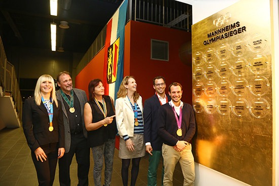 Baier Digitaldruck realisiert goldene Tafel  von Caren Sohn-Welz mit Mannheimer Olympiasieger
