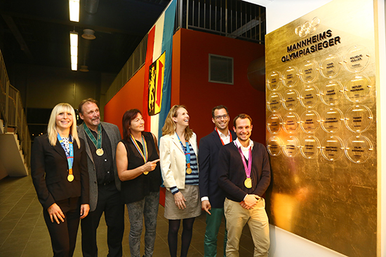 Baier Digitaldruck realisiert goldene Tafel von Caren Sohn-Welz mit Mannheimer Olympiasieger